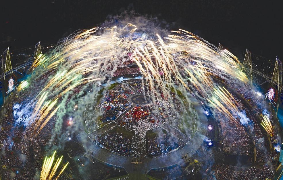 Danny Boyle shifts to royal court