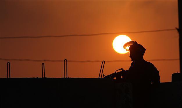 Israel troops shoot dead Palestinian at checkpoint