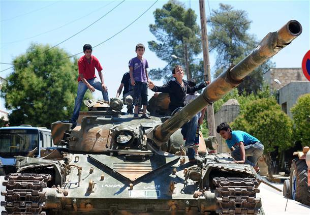 Syria town bordering Turkey fades into ruin