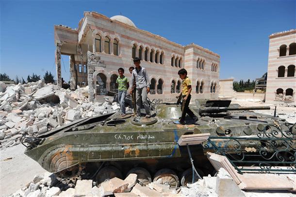 Syrian forces pound rebel frontline in Aleppo