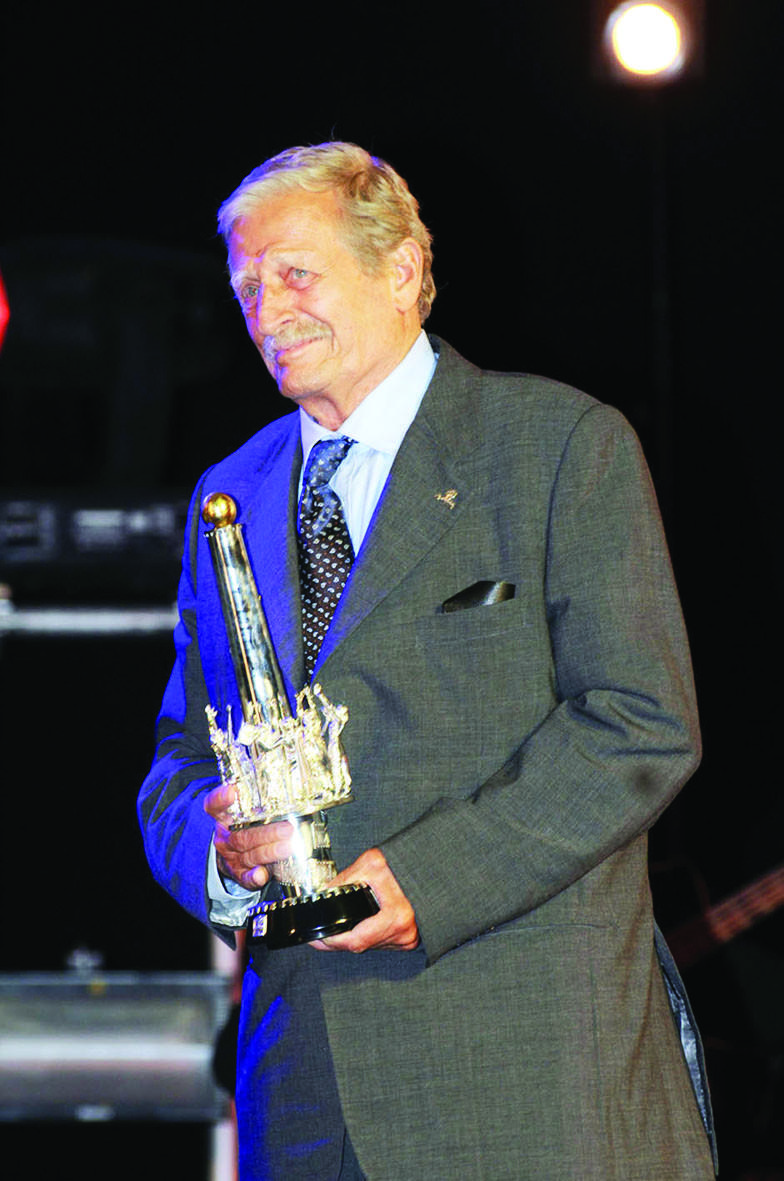 Veteran actor laid to rest at ceremony