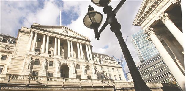 UK economy shrunk by 0.5 pct in quarter