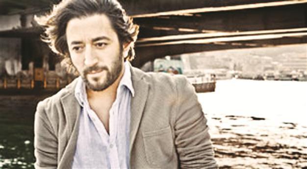 Fettah Can takes stage at Altınoluk