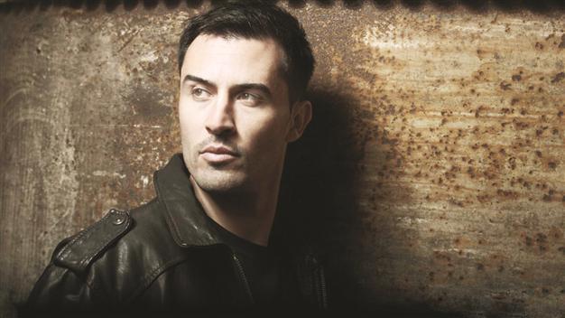 Yves Larock takes the stage at KafePi