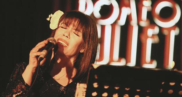 Ayşe Gencer on stage at Salon İKSV