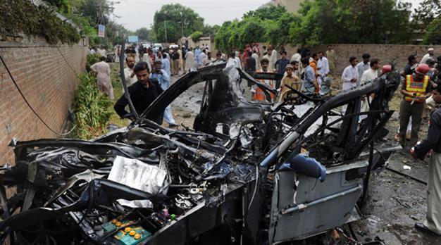 Car bomb hits US vehicle, kills 2 Pakistanis