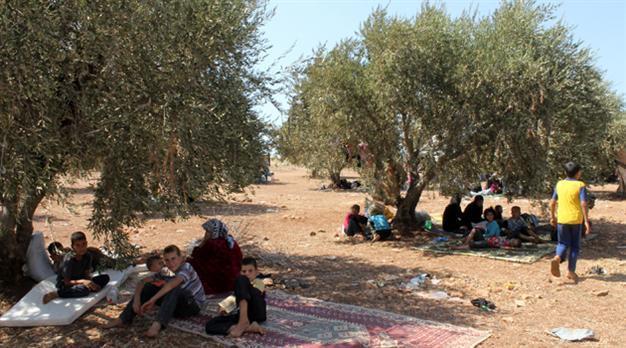 Thousands of refugees stranded on Turkish border
