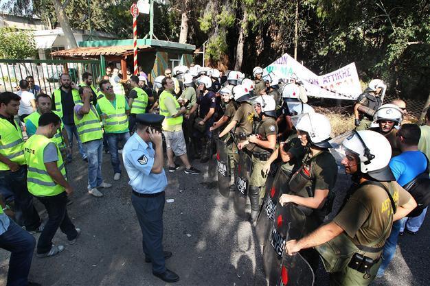 Greek police block riot collegues at stations