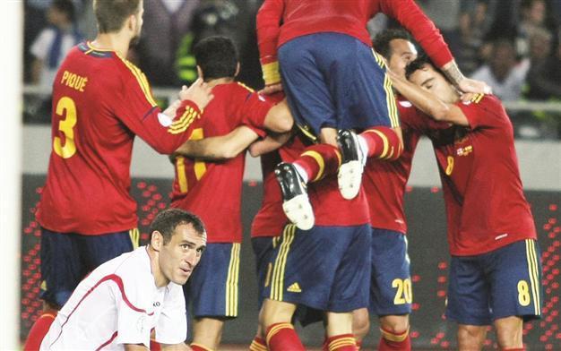 Soldado’s late goal saves Spain