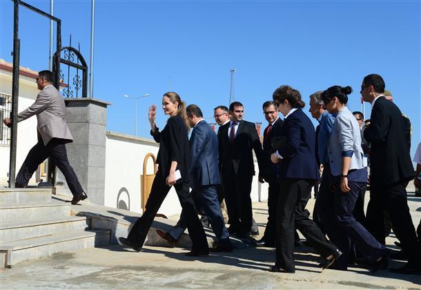 Angelina Jolie visits Syrian refugees in Turkey camps