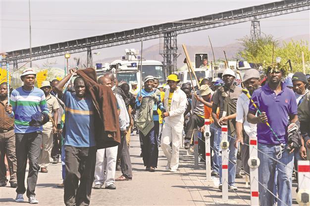 World’s biggest platinum miner stops S Africa work amid unrest