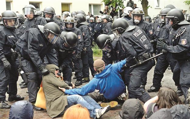 Neo-Nazis, leftists clash in Germany