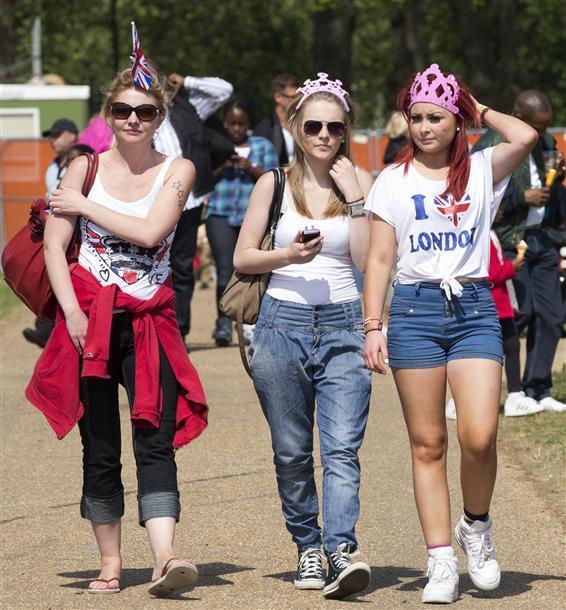 Queen leads jubilee Thames flotilla