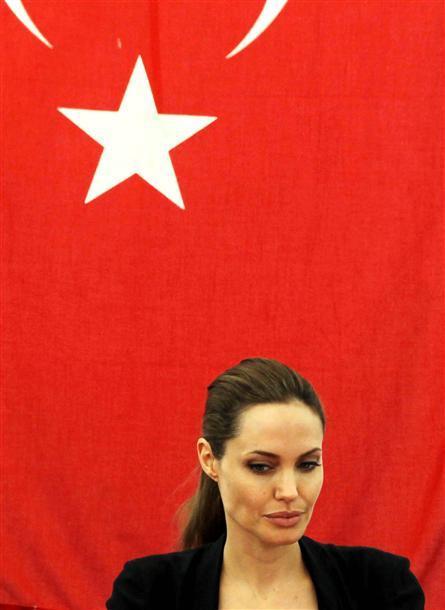 Jolie charms Turkish minister during refugee meeting