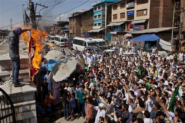 Thousands in Kashmir protest anti-Islam film as cleric demands Americans leave