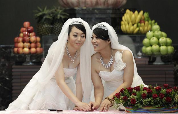 Hong Kong tycoon offers fortune to marry off gay daughter