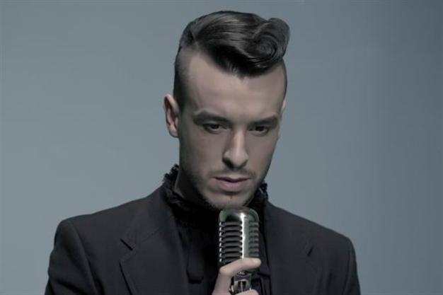 Cem Adrian on stage at Jolly Joker