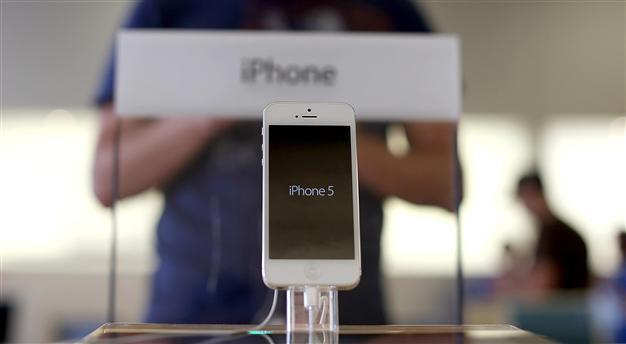 iPhone 5 sales top five million in first weekend: Apple