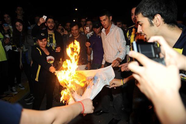 Fenerbahçe fans support Alex, slam chairman