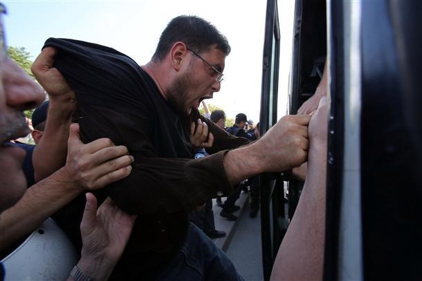 19 detained, crowd pepper-sprayed during PMs visit to university