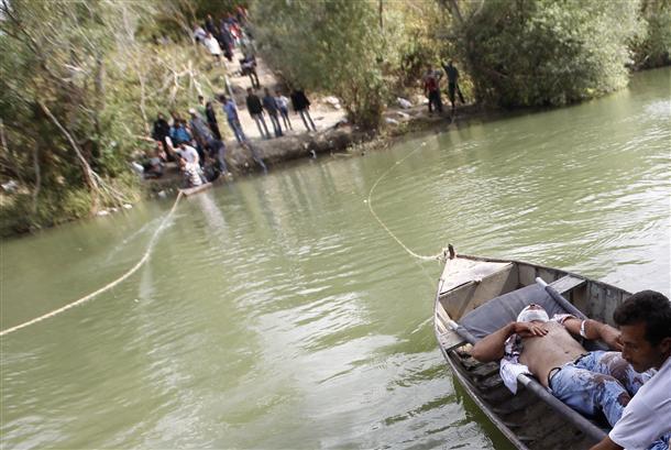Syrians cross Turkey over border-line-river