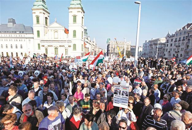 Rival rallies compete in Hungary