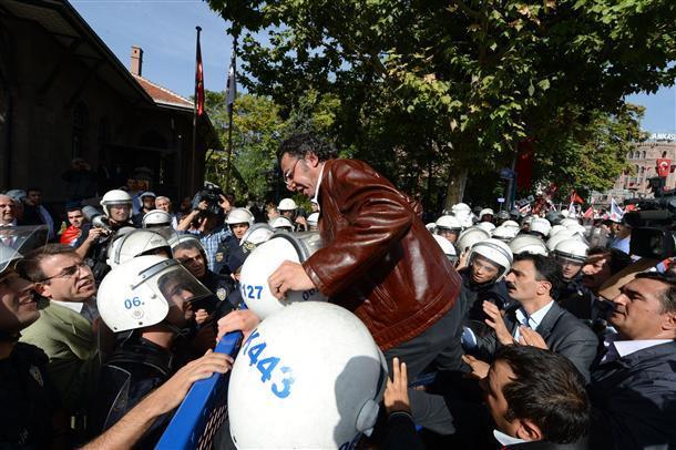 Crowd sidesteps police, walks toward Anıtkabir
