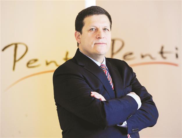 Local stocking firm Carlyle, join forces