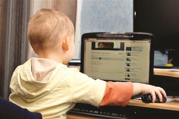 Turks use Internet for surfing and Facebook