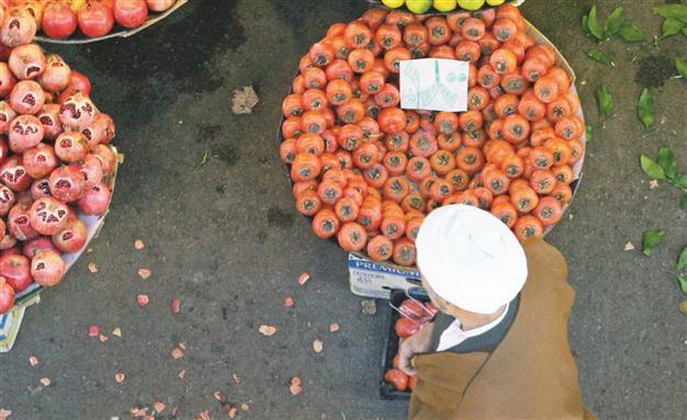 Iran’s annual inflation rate rises as rial keeps on losing