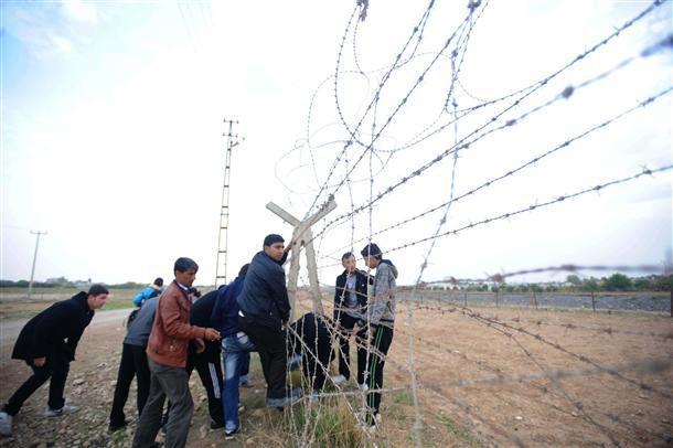 8,000 Syrian refugees flee to Turkey overnight: official