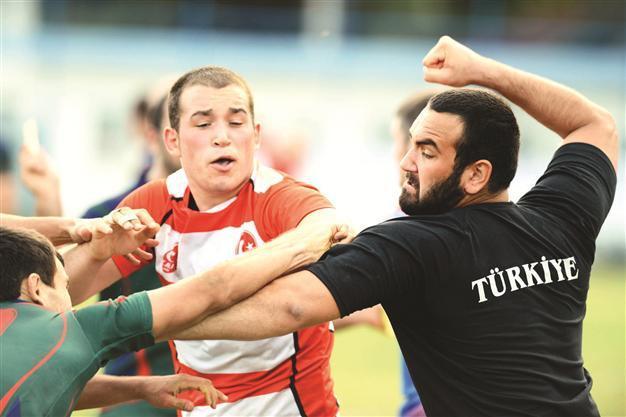 Brawl breaks out during rugby game