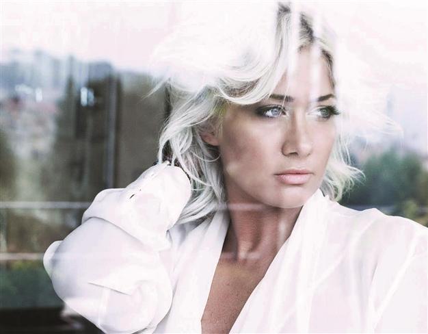 Mavi performs at Jolly Joker