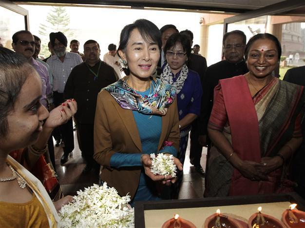 Myanmar amnesties prisoners ahead of Obama visit