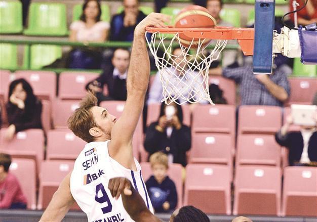 Efes meets EA7 in key Euroleague match