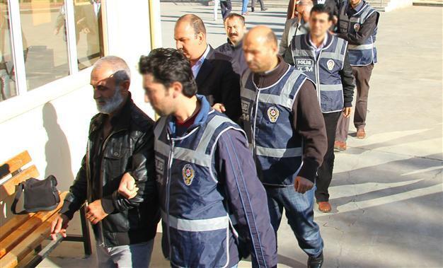 Police detain 33 people in 708 million-lira fraud case