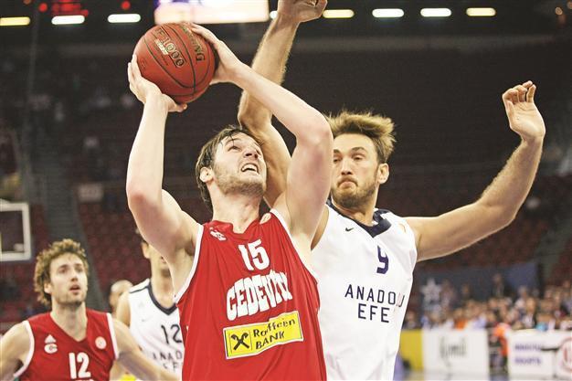 Anadolu Efes plays for ticket to Top 16