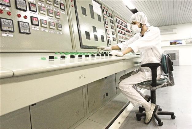 US extends waiver on Iranian embargo