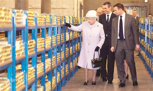 Queen quizzes Central Bank
