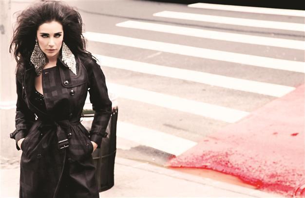 Sıla sings for her fans at İş Sanat