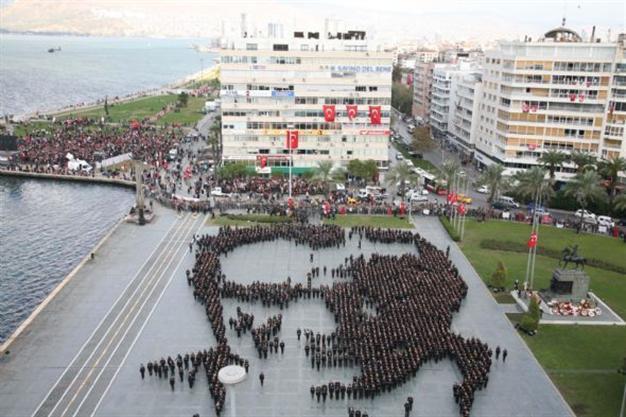 Thousands of Izmir locals gather for giant Ataturk portrait