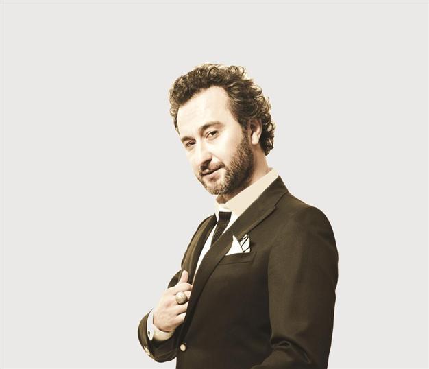 Nev performs in Beyoğlu