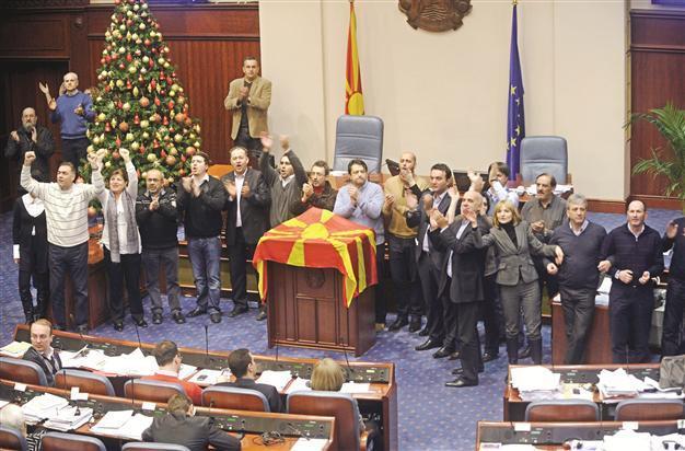 Macedonia cut MPs salaries over boycott