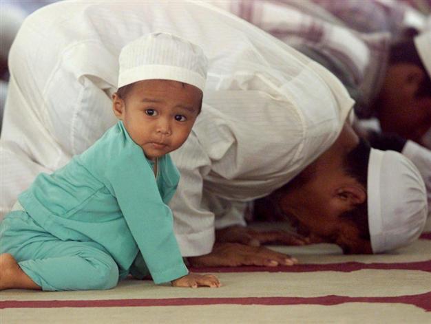 Mosque to distribute tablet PCs to children who pray
