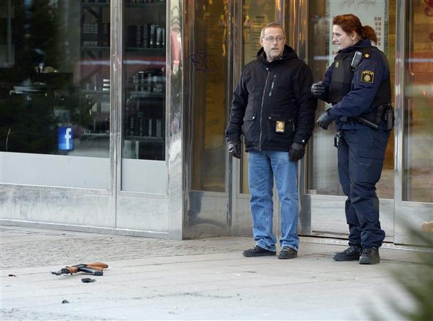 Turkish robber shot by Swedish police dies