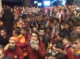 Galatasaray fans welcome Manchester United back to hell