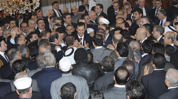 Assad joins Damascus prayers, army bombards Homs