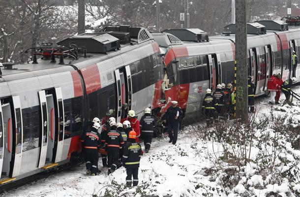 Vienna trains collide, dozens said hurt, 5 badly