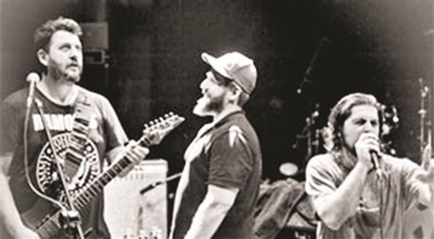 Asmalı Showcase sings at Babylon stage