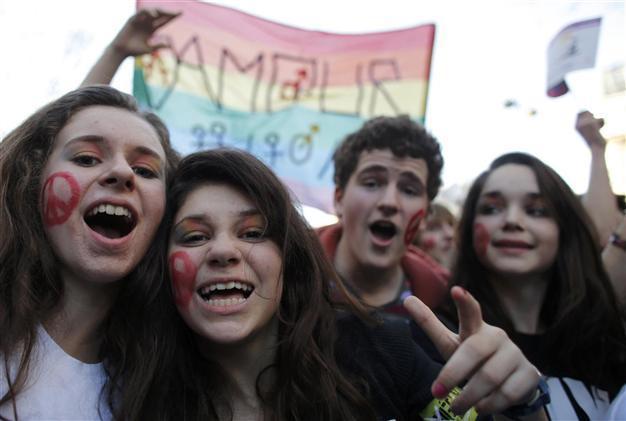 Tens of thousands gather to back gay marriage in Paris